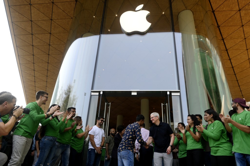 Tim Cook abrió la primera tienda minorista de Apple en India, pero los desafíos de los clientes continúan.