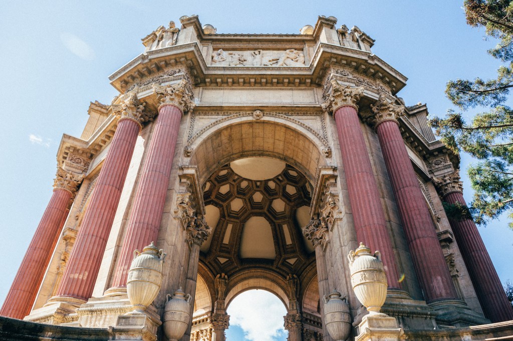The palace of Fine Arts with its large architectural columbs, San Francisco Marina District. Originally constructed for the 1915 Panama–Pacific International Exposition to exhibit works of art. Completely rebuilt from 1964 to 1974, it is the only structure from the exposition that survives.