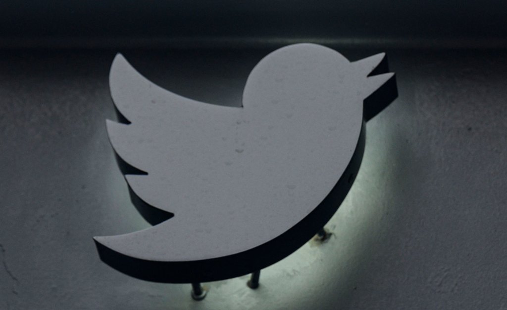 El logotipo de Twitter en sus oficinas de Nueva York el 12 de enero de 2023. (Foto de ANGELA WEISS/AFP vía Getty Images)