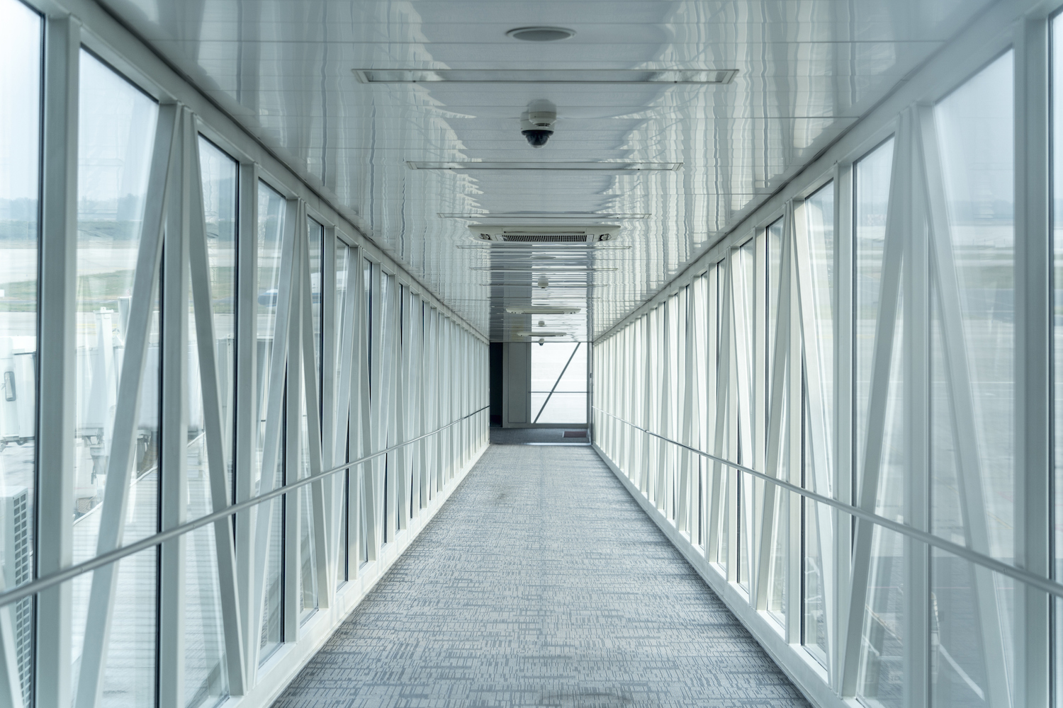 تصویری پرسپکتیو که به راهروی یک جت وی در فرودگاه نگاه می کند