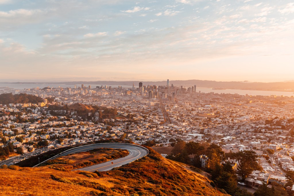 米国カリフォルニア州東を望むツイン・ピークスから撮影した日の出時のサンフランシスコの航空写真