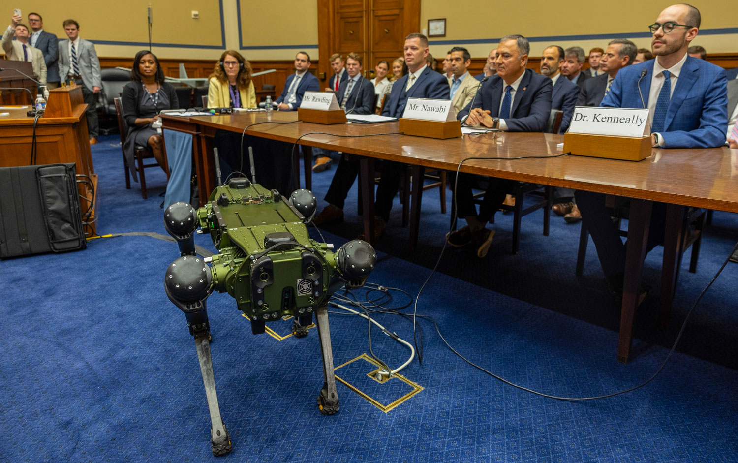 WASHINGTON, DC - 22 HAZİRAN: Ghost Robotics İcra Kurulu Başkanı Gavin Kenneally, 22 Haziran 2023'te Washington, DC'de ABD Kongre Binası'ndaki bir Meclis duruşması sırasında Vision 60 UGV içeri girerken konuşuyor.  Temsilciler Meclisi Siber Güvenlik, Bilgi Teknolojisi ve Devlet İnovasyonu Alt Komitesi Gözetim ve Hesap Verebilirlik Alt Komitesi, ABD sınırında, havaalanlarında ve askeri üslerde teknoloji kullanımını tartışmak üzere bir araya geldi.  (Fotoğraf: Tasos Katopodis/Getty Images)