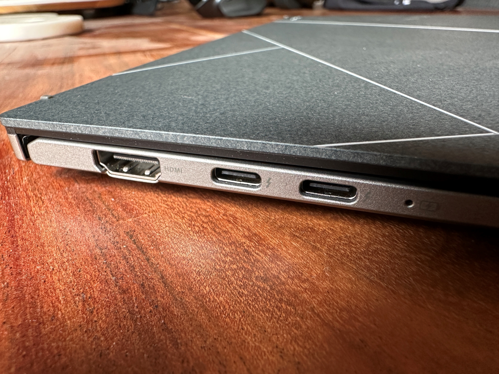 Asus Zenbook S 13 OLED sol bağlantı noktaları