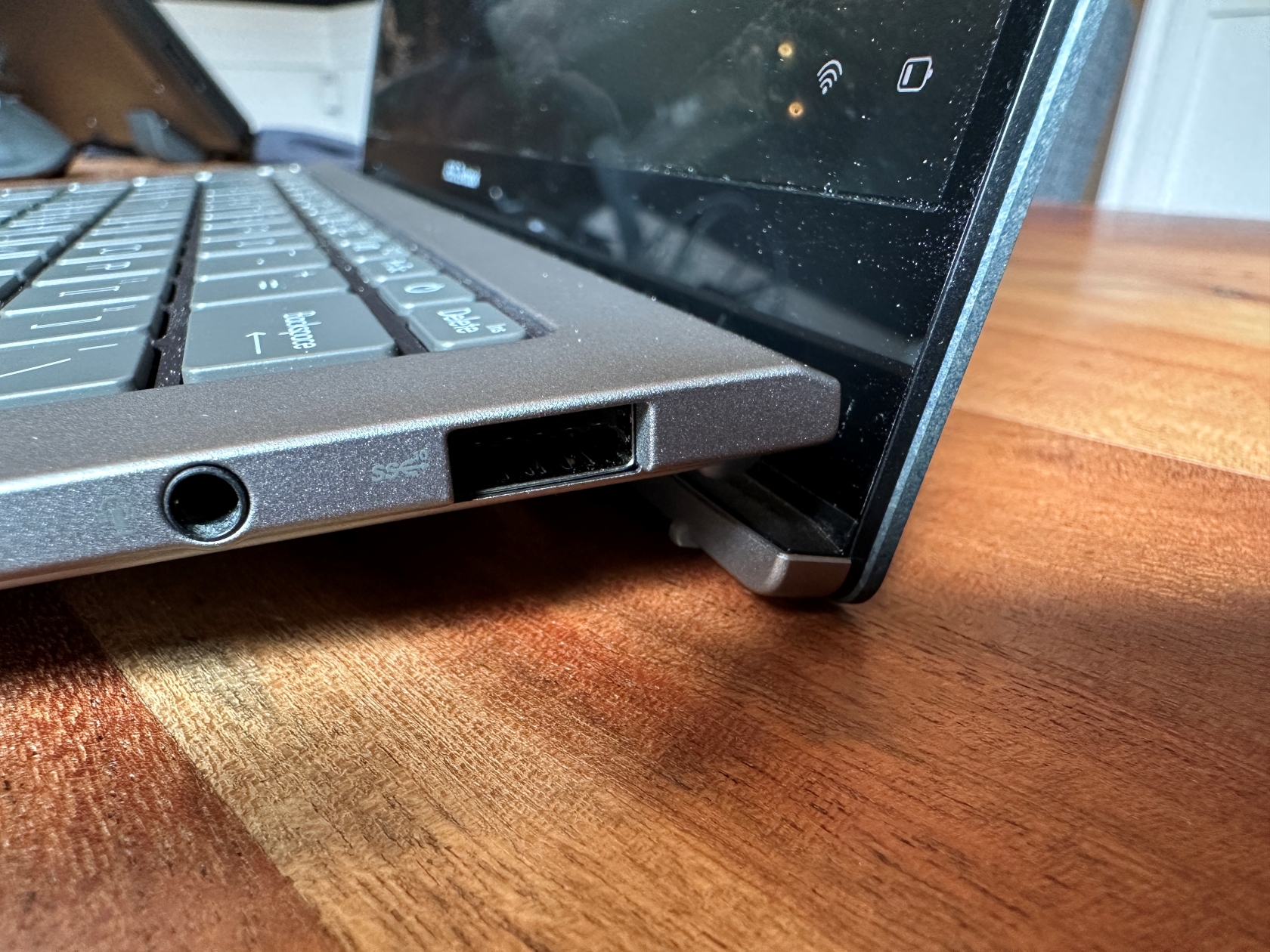Asus Zenbook S 13 OLED sağ bağlantı noktaları ve menteşe