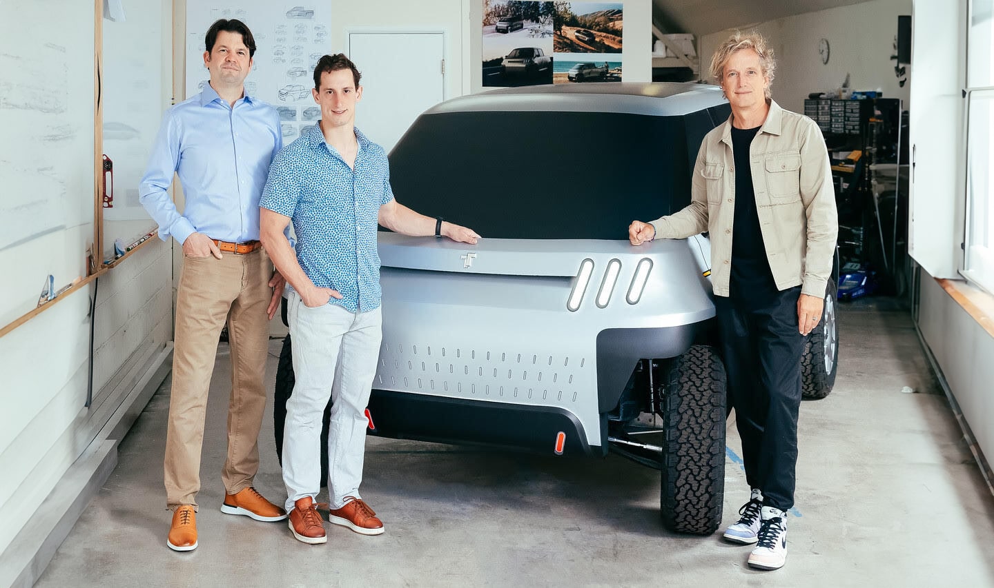 مؤسسا Telo Forrest North و Jason Marks يقفان بجانب رئيس قسم التصميم Yves Behar.