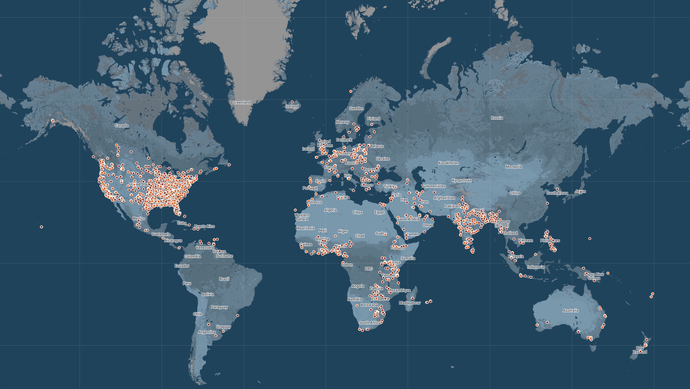 لقطة شاشة لخريطة العالم تظهر نقاط بيانات مواقع الضحايا في مجموعات حول الولايات المتحدة والهند وأجزاء من إفريقيا.