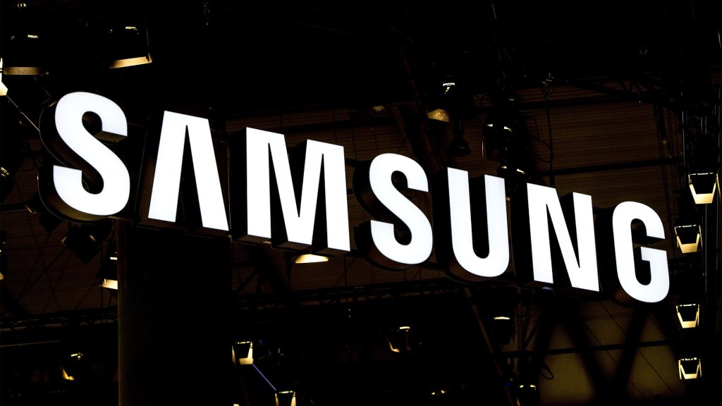 Ein beleuchtetes Logo vor dem Samsung-Stand am Eröffnungstag des Mobile World Congress