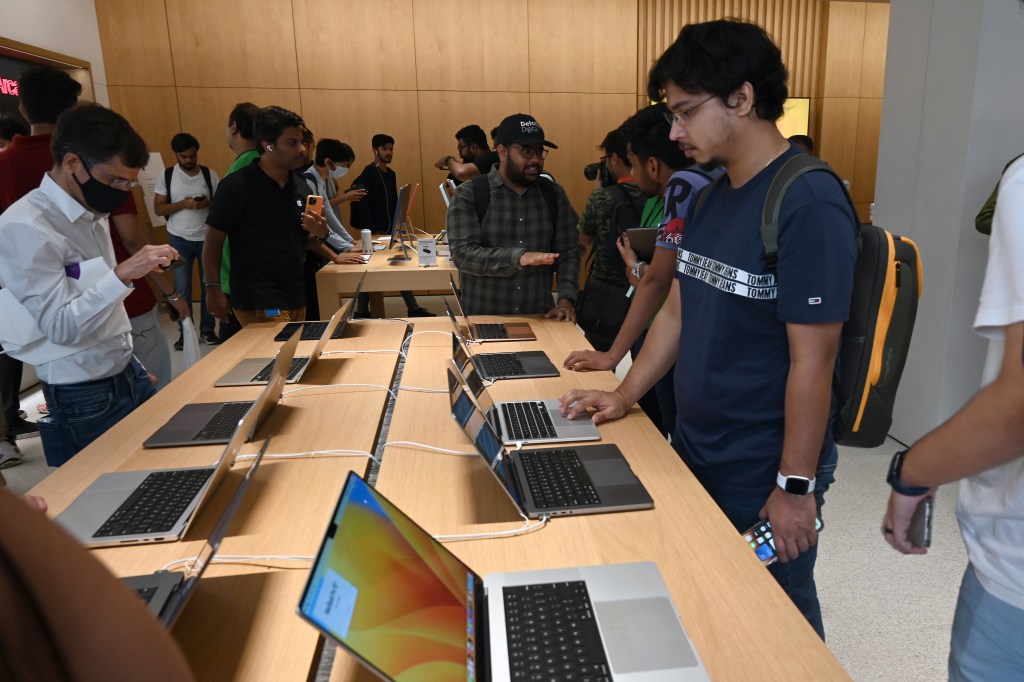 India delays laptop import restrictions