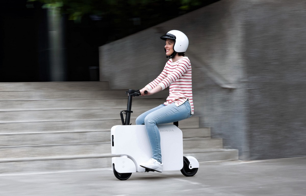 Honda has a new e-scooter called the Motocompacto, which has an aesthetic that I would describe as “irresistibly, heartbreakingly dorky and ador