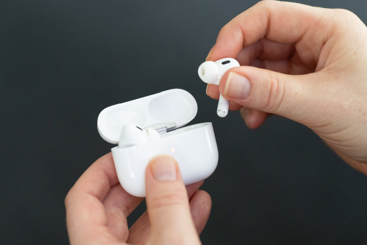 Leidinggevenden van Apple geven een overzicht van de nieuwe AirPods-functies