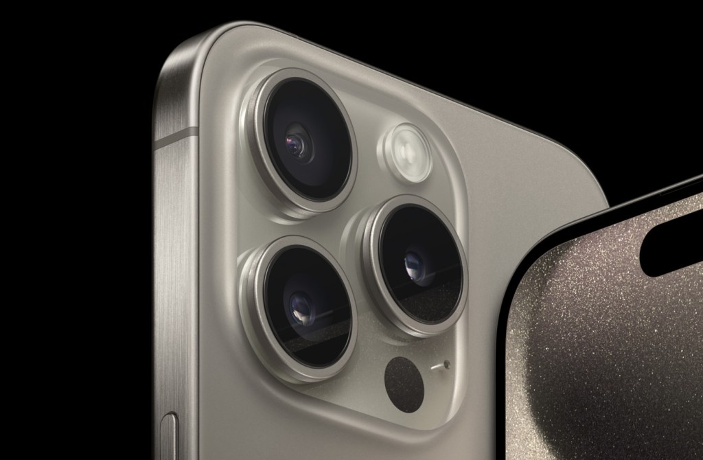 La caméra au dos de l'iPhone 15 Pro (en titane naturel)