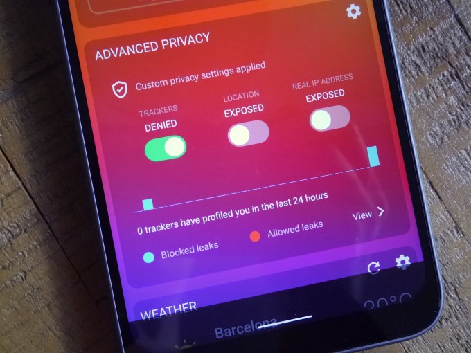 e/OS advanced privacy toggles showing tracker blocking, location-tracker blocking and feature to hide IP