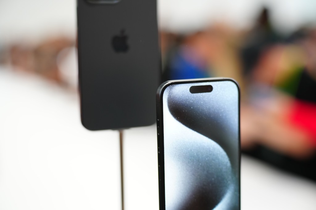 iPhone 15 Pro in mostra all'evento Apple del 2023