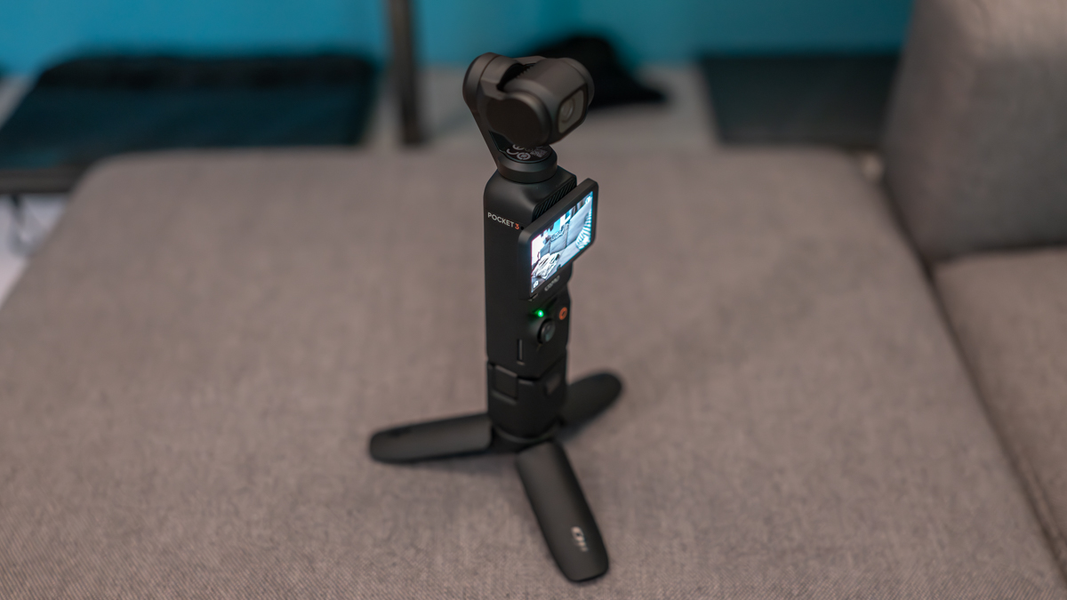  DJI Osmo Pocket 3 Creator Combo, Vlogging Camera with