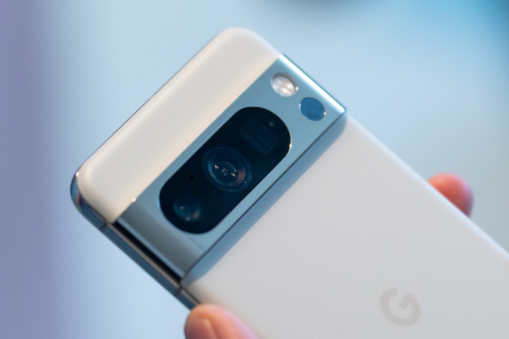 El conjunto de cámaras del Google Pixel 8 Pro está en la parte posterior del teléfono inteligente