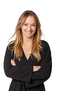Rachel Delphin, Chief Marketing Officer van Twitch, poseert met haar armen over elkaar voor een blanco witte achtergrond.