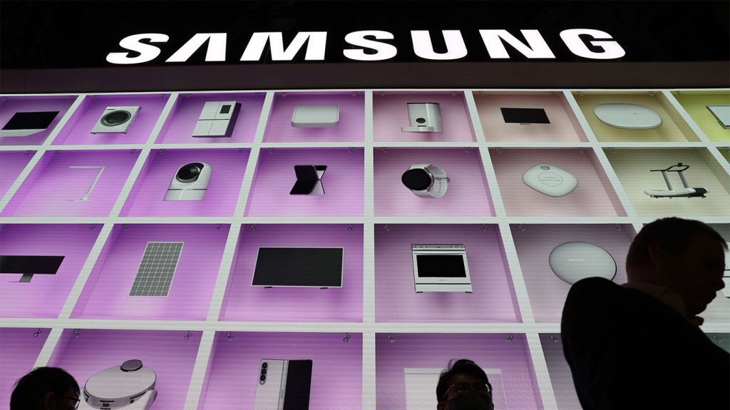 Teilnehmer Besuchen Samsung-Stand Auf Der Ces 2023
