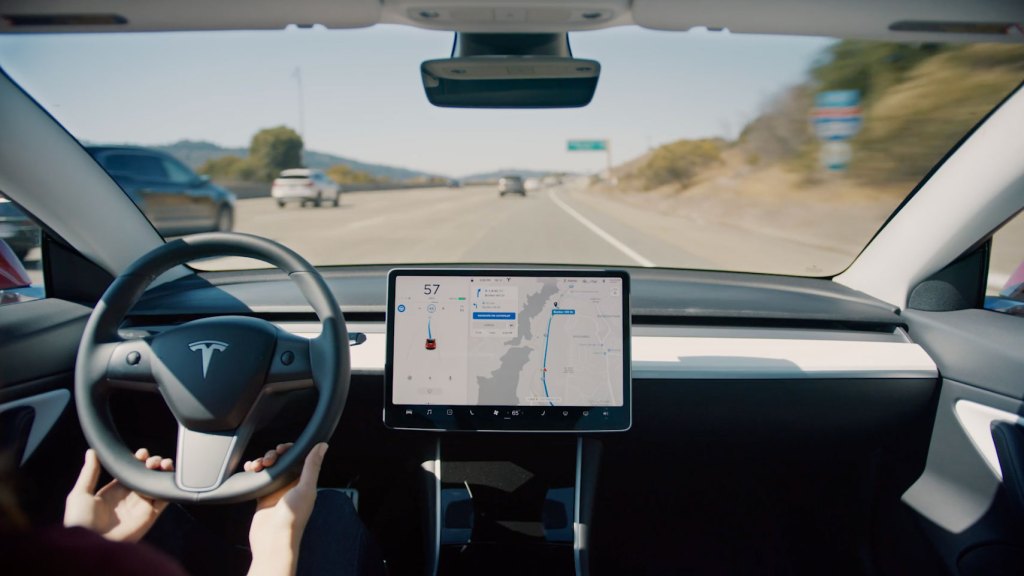 Visualização do painel da tela do piloto automático do Tesla