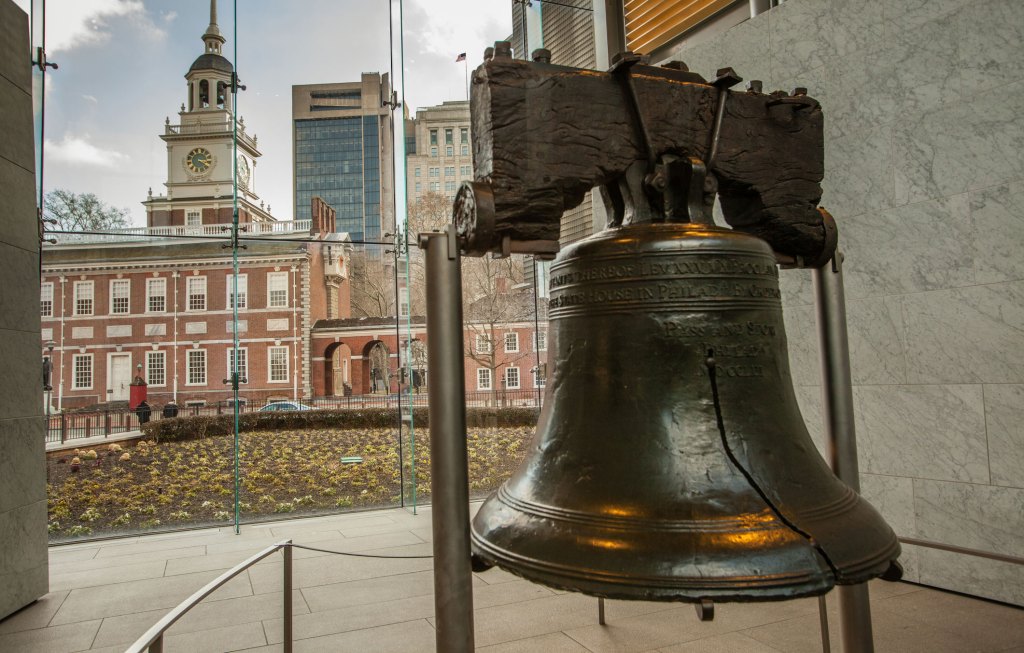 Die Liberty Bell und die Independence Hall befinden sich im Hintergrund der Independence National Historic Site in Philadelphia.  (Foto: Richard T. Nowitz/Getty Images)