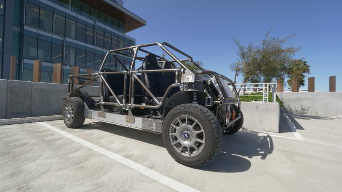 نمونه اولیه قفس چرخشی Telo Trucks در یک پارکینگ آفتابی قرار دارد.