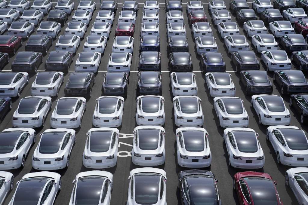 Fileiras de carros Tesla aguardando entrega.