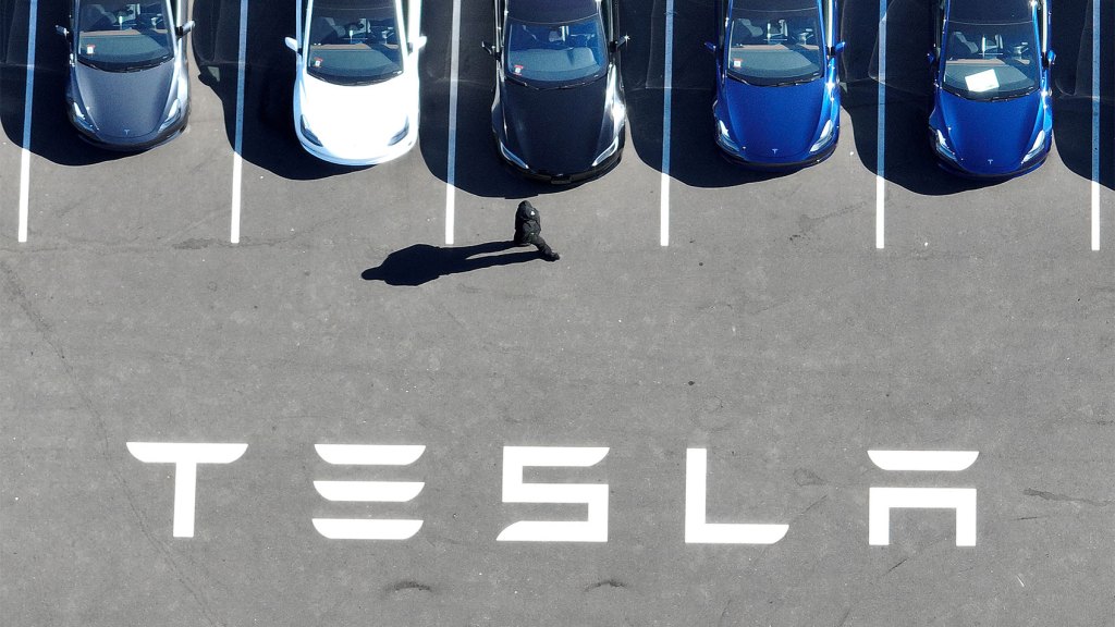 FREMONT, CALIFORNIA - OCTOBER 19: In an aerial view, brand new Tesla cars sit in a parking lot at the Tesla factory on October 19, 2022 in Fremont, California. Electric car maker Tesla will report third quarter earnings today after the closing bell. (Photo by Justin Sullivan/Getty Images)