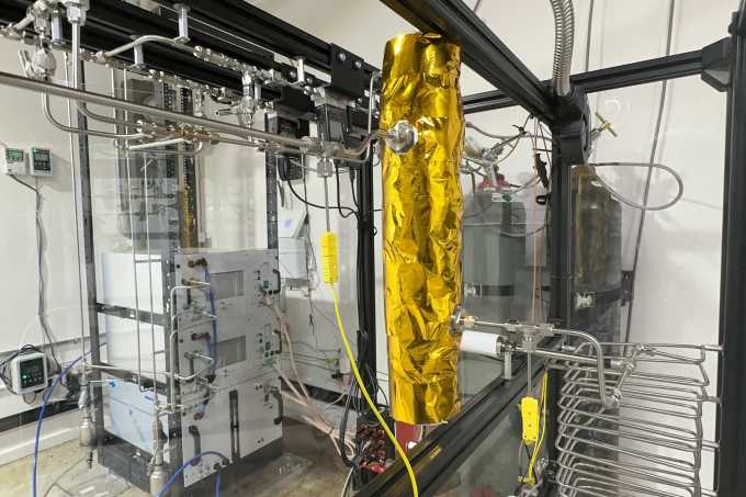 El reactor de metano de General Galactic mostrado dentro de su laboratorio.